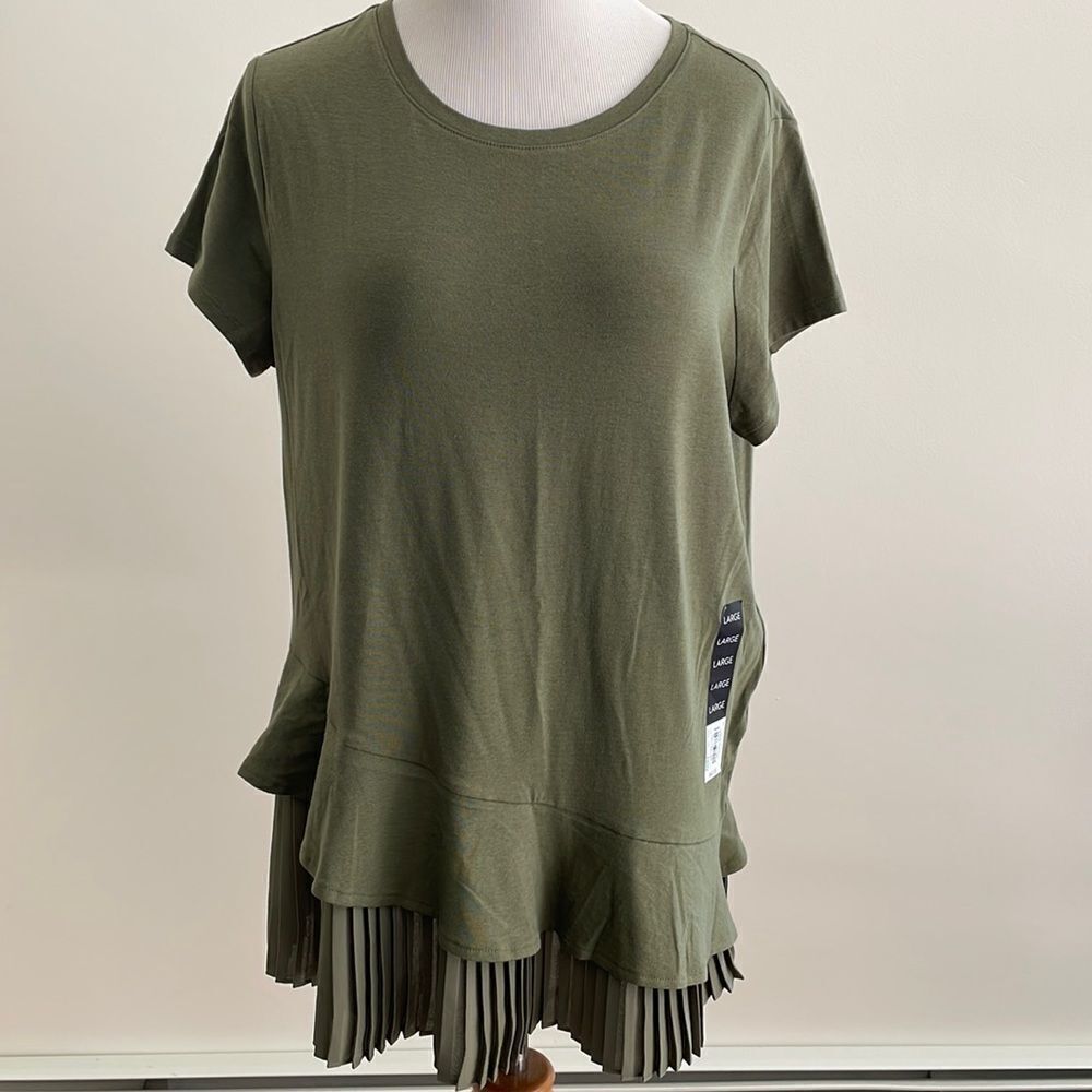 NWT simply vera vera Wang Tee shirt top with polyester pleated bottom Size L
